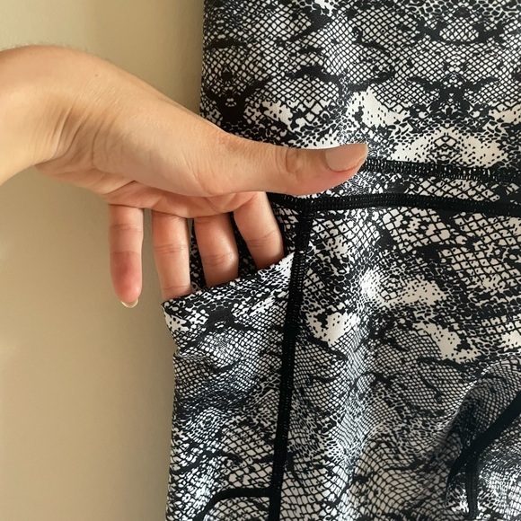 Zyia Active Cobra Metallic Pocket Light n Tight Hi-Rise Capri Size 6-8 - Picture 11 of 13